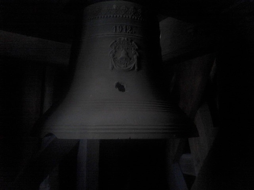 stary przestrzelony dzwon