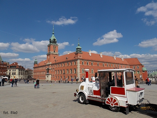 Warszawa. Kolejka staromiejska na Placu Zamkowym.