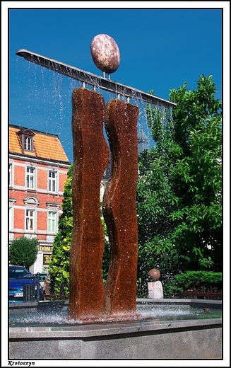 Krotoszyn - fontanna i zabytkowe kamienice w rynku