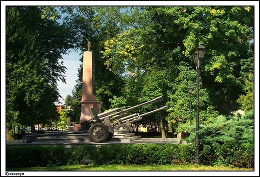 Krotoszyn - park im. Woska Polskiego _ pomnik artylerzystw