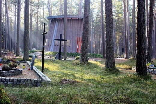 Kaplica-mauzoleum w lesie pianickim