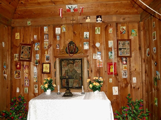 Wnętrze Kapliczki Na Wodzie z obrazem św. Mikołaja