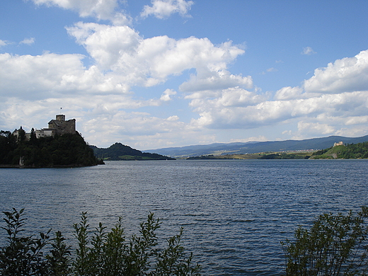 Widok na zamek w Niedzicy i jezioro Czorsztyskie