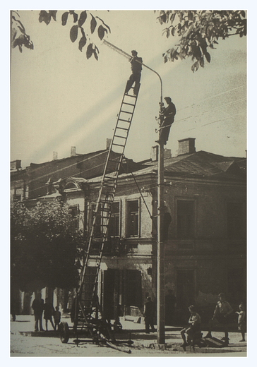 wymiana lamp ulicznych. zdjcie fotografii z 1964 roku.