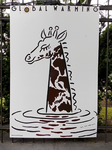 Warszawa. Wystawa plakatw na ogrodzeniu azienek.