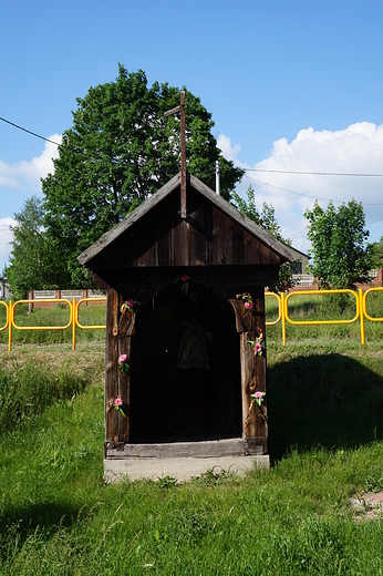 Szlak Jana Nepomucena - drewniana kapliczka w Belnie