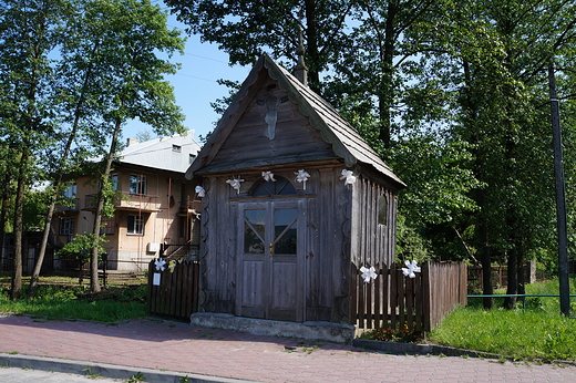 Szlak Jana Nepomucena - drewniana kapliczka w Bielinach