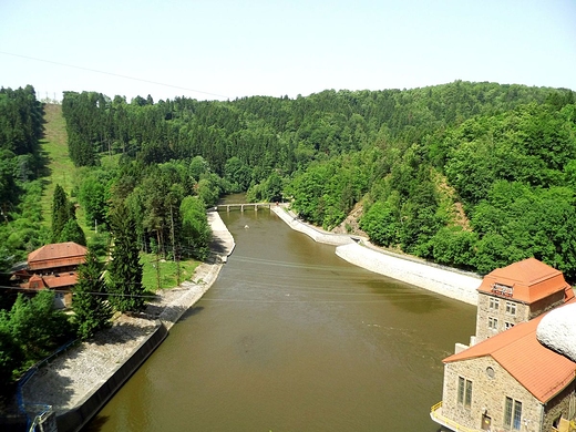 Przeszło 100-letnia, zabytkowa zapora wodna na rzece Bóbr