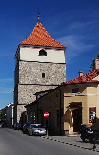 ywiec-dzwonnica  wolnostojca, kamienna, wzniesiona w latach 1723-1724