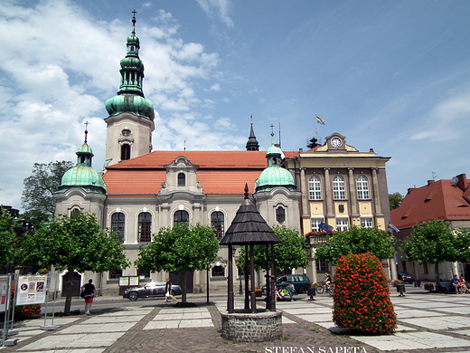 Rynek w Pszczynie z Ratuszem po prawej stronie i protestanckim Kocioem Ewangelicko-Augsburskim