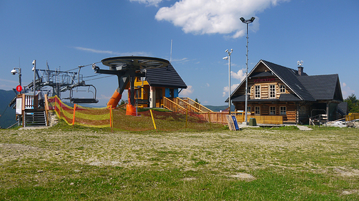 Stacja górna wyciągu krzesełkowego na Mosornym Groniu.
