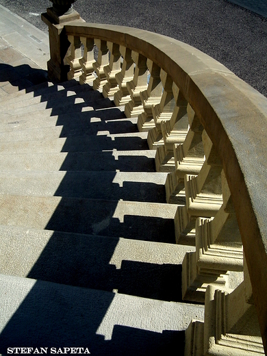 gra cieni na schodach paacu Radziwiw w Balicach
