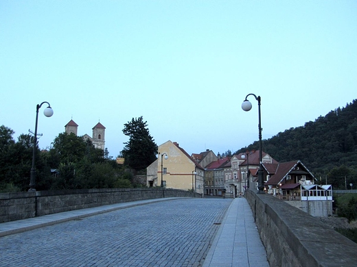 Widok na miasteczko z zabytkowego, redniowiecznego mostu