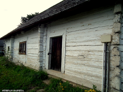 zabytkowa , drewniana chaupa pochodzca z poowy XIX w. w Kakoninie