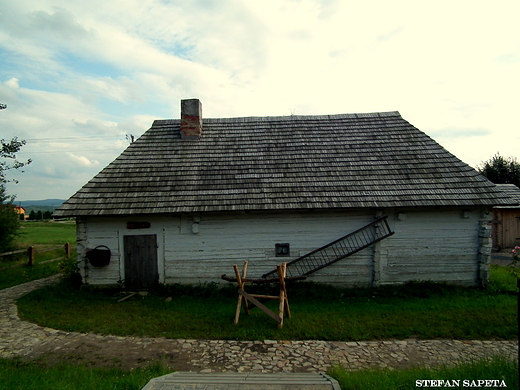 zabytkowa , drewniana chaupa pochodzca z poowy XIX w. w Kakoninie