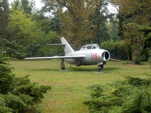 Warszawa. Akademia Obrony Narodowej w Rembertowie. Park Militarny.