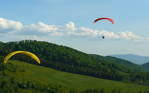 Paralotniarze nad Górą Żar w Beskidzie Małym