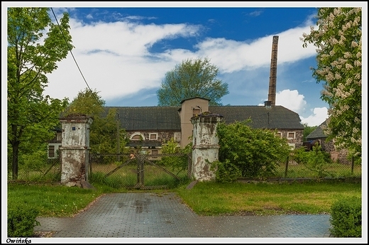 Owiska - kamienno-ceglany budynek dawnego browaru z ok. 1800 r. o dachu naczkowym