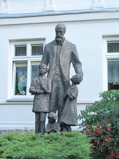 Pomnik b. Edmunda Bojanowskiego