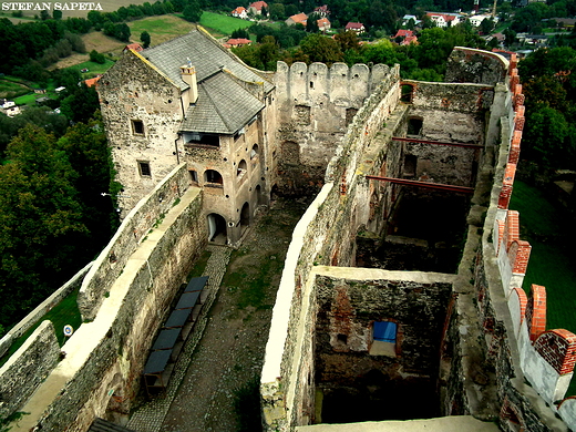 widok na ruiny zamku w Bolkowie z wiey zamkowej.