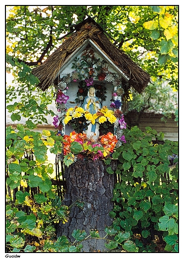 Guciw - przydrona kapliczka z drewna z figur Matki Boskiej