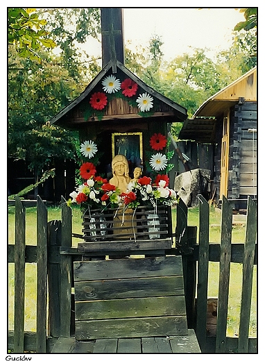 Guciw - stara przydrona kapliczka z drewna z figur Matki Boskiej z Dziecitkiem