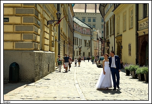 Krakw - szczcie w Krakowie spaceruje po uliczkach ....