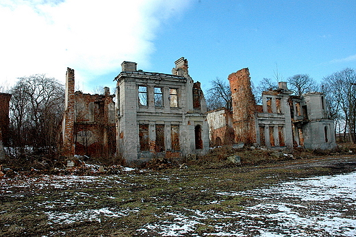 Wostw pod Opatowem - ruiny dworu Karskich