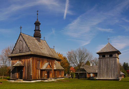 Tokarnia. Muzeum Wsi Koeleckiej jesieni. Koci szpitalny z Rogowa.