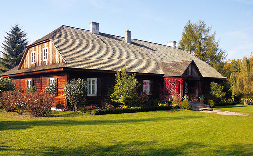 Tokarnia. Muzeum Wsi Koeleckiej jesieni. Dwr z Suchedniowa.