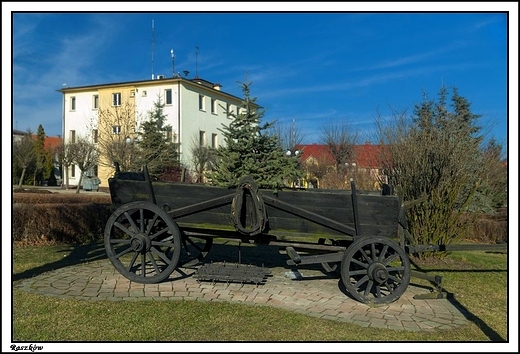 Raszkw - na drugim planie ratusz miejski pochodzcy z XIXw.