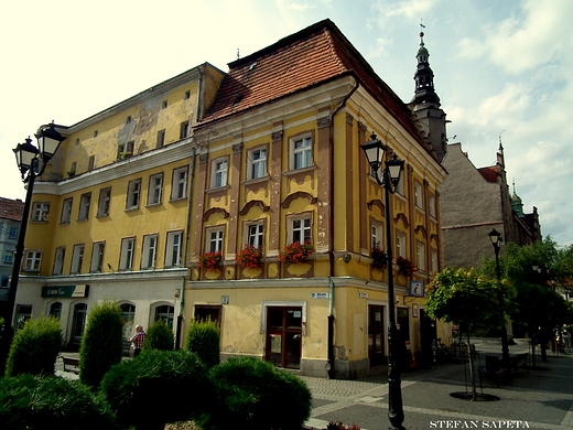 kolorowe kamieniczki w zachodniej pierzeji rynku w Jaworze