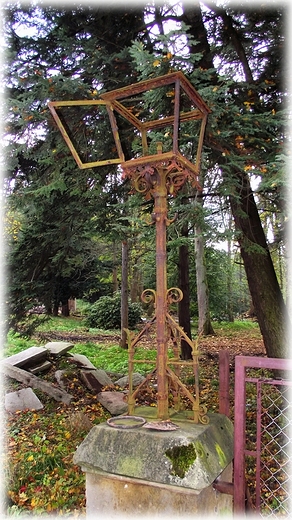 Latarnia gazowa przy wjedzie na teren sanatorium Grunwald