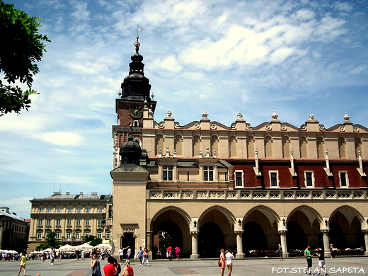 Sukiennice na rynku w Krakowie a w gbi Paac Pod Baranami zwany te Paacem Potockich