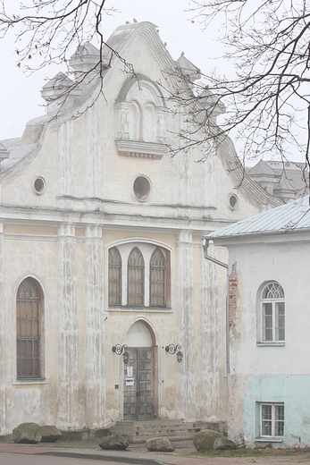 Synagoga i dom talmudyczny - w porannej listopadowej mgle