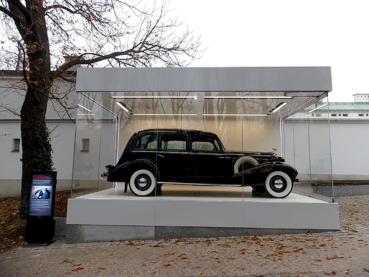 Warszawa. Cadillac Marszaka Jzefa Pisudskiego w azienkach.