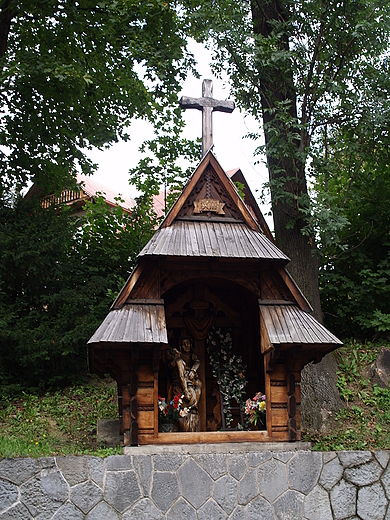 Szczawnica. Kapliczka Drogi Krzyowej obok kocioa parafialnego
