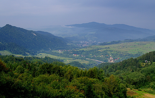 Pieniny. Widok z Szafranwki ( 742 m n.p.m.) na Krocienko i Beskid Sdecki