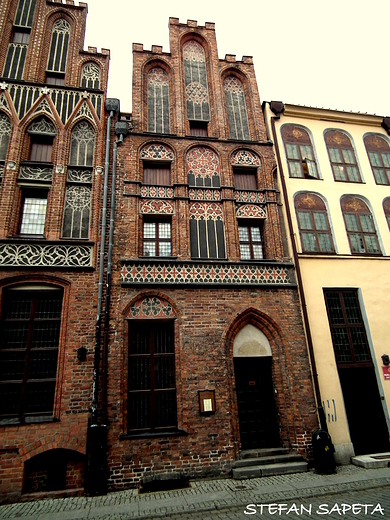 Dom Mikołaja Kopernika , prawdopodobne miejsce narodzin wybitnego astronoma - obecnie Muzeum Okręgowe w Toruniu przy ul. Kopernika 1517