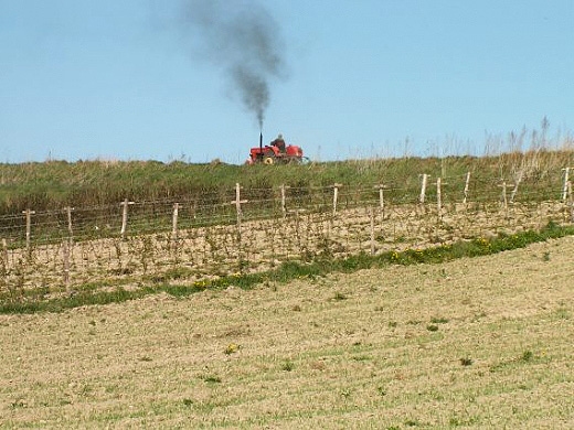 Dymiący traktor