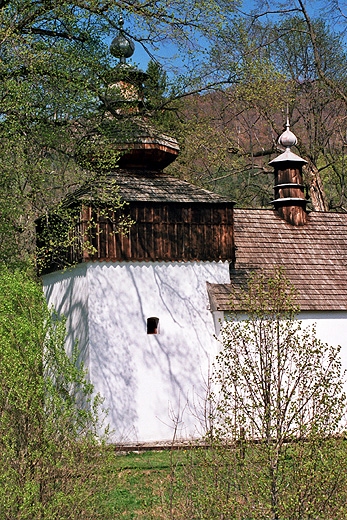 Cerkiewka w Bielicznej w wiosennej szacie. Beskid Niski