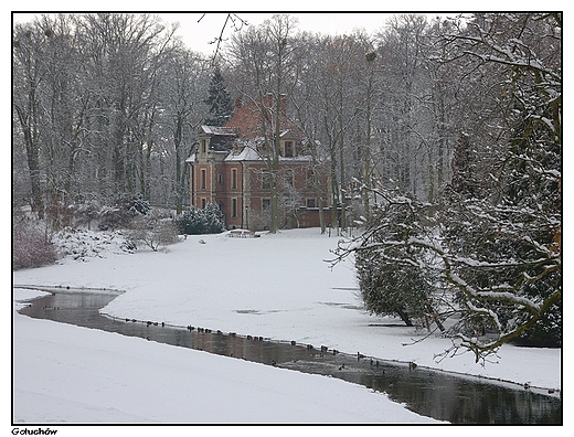 Gouchw - park z widocznym w oddali budynkiem wzniesionym w latach 1884 - 87