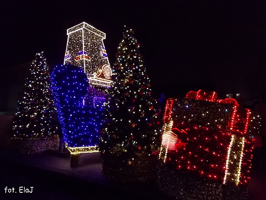 Warszawa ju witeczna. Fragment iluminacji na ul. Krakowskie Przedmiecie.