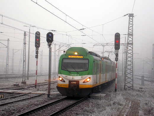 Warszawa. Pocig Kolei Mazowieckich przed stacj PKP Warszawa Zachodnia.