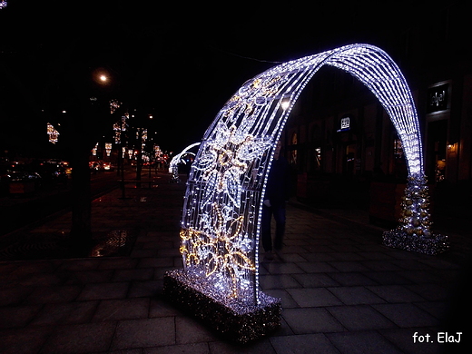 Warszawa ju witeczna. Iluminacja na ul. witokrzyskiej.