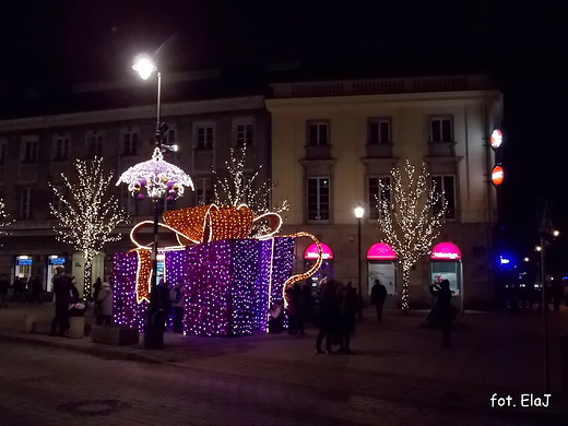 Warszawa ju witeczna. Iluminacje na ul. Krakowskie Przedmiecie.