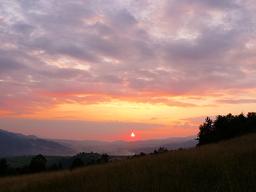 Zachd soca nad grami. Widok spod Berenika (843 m n.p.m.) nad Szczawnic