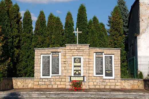 Rogw Opolski - Pomnik upamitniajcy mieszkacw wsi polegych podczas I i II wojny wiatowej