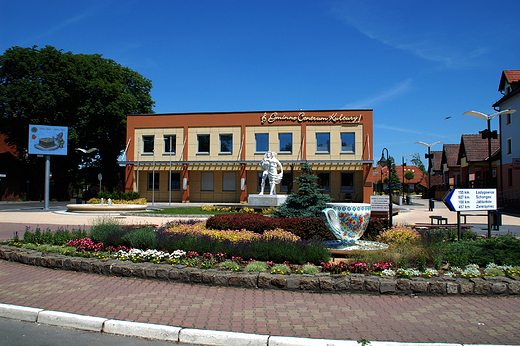 Gogolin - Gminne Centrum Kultury i Pomnik Karolinki z Karliczkiem