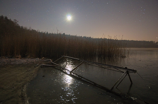Fragment uszkodzonego pomostu zamarzniętego w Jeziorze w Łąkiem